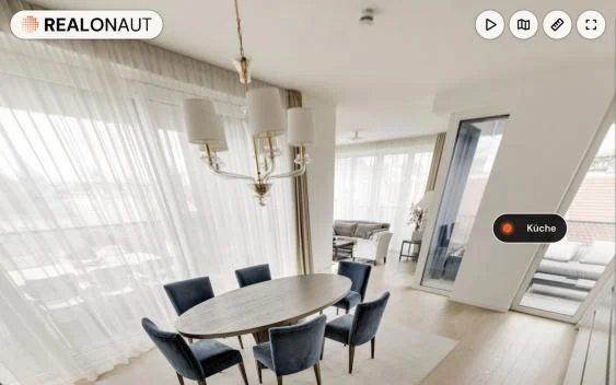 Fertiger Rundgang im Browser: Essbereich einer Penthouse-Wohnung mit Spot zur Küche